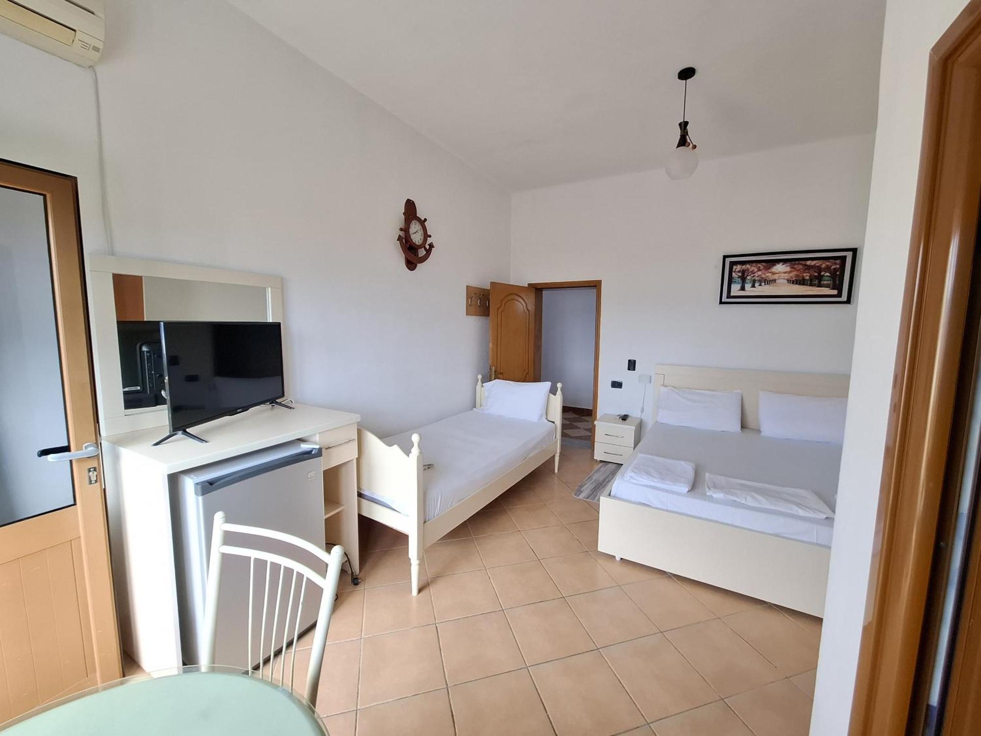 Hotel Sirena Radhimë المظهر الخارجي الصورة